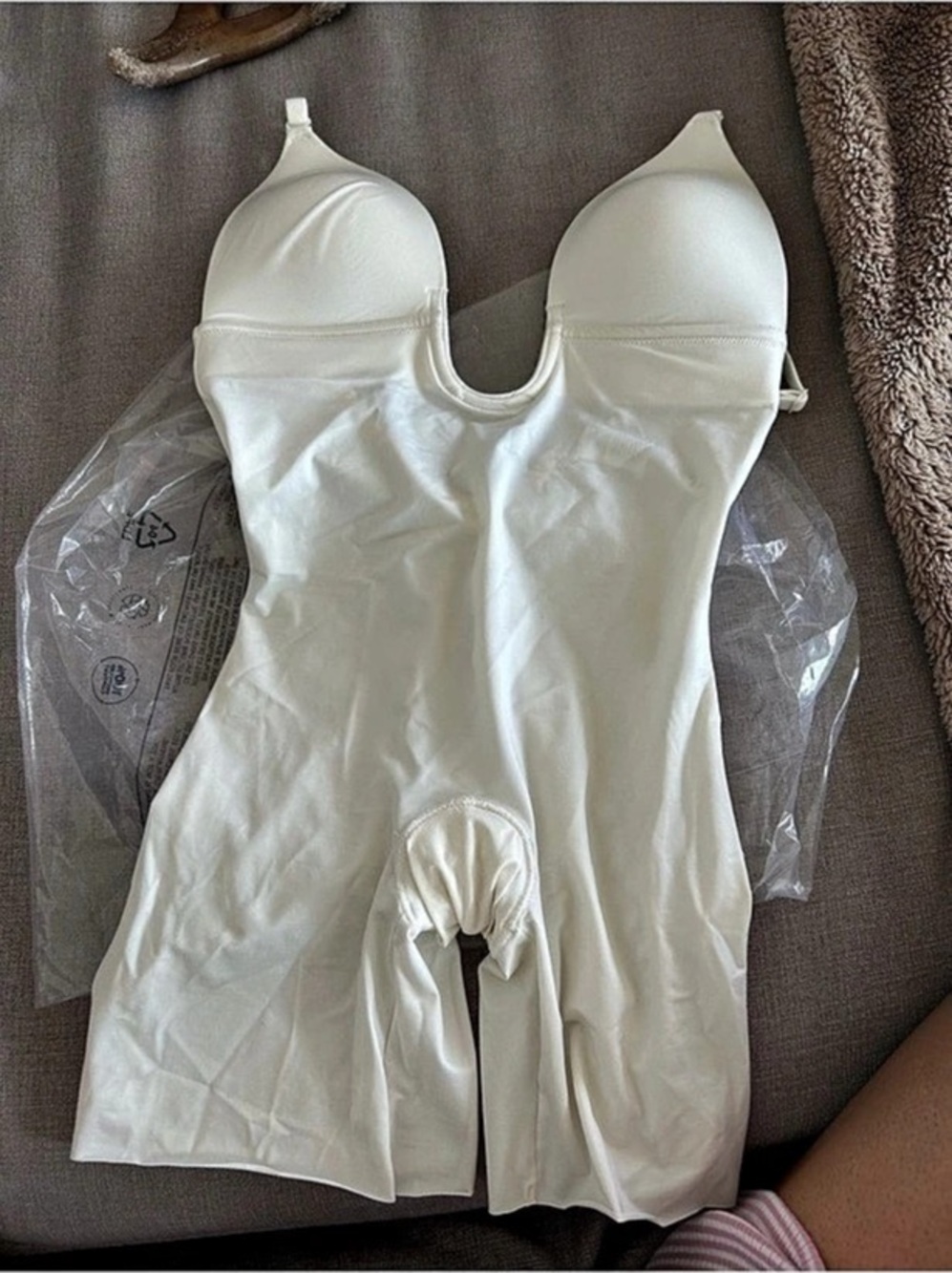 SPANX Suit Your Fancy Plunge Low-Back Mid-Thigh Bodysuit White Medium